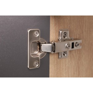 Detailaufnahme: Soft-Close Scharnier am grauen Respekta Spülenunterschrank Merle (50 cm).