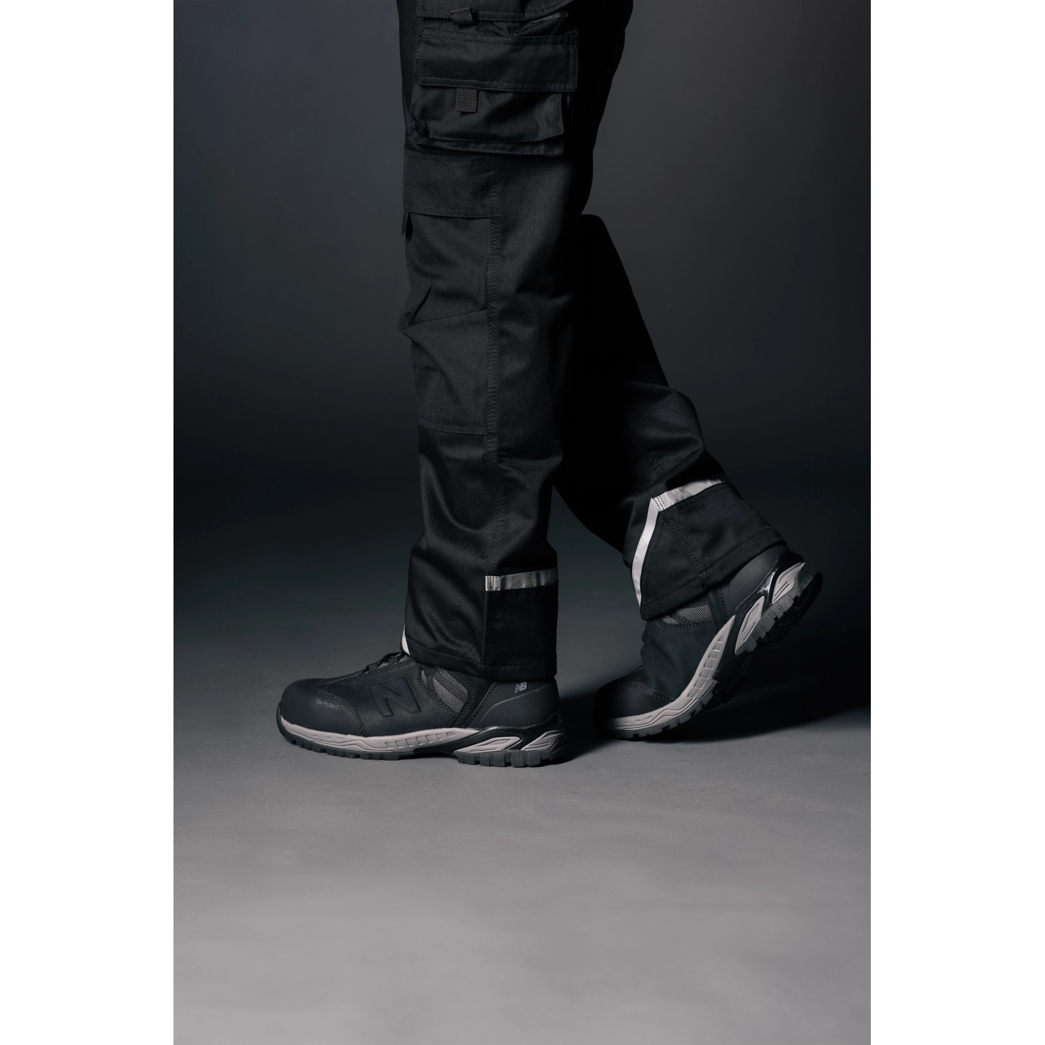 Schwarze New Balance Sicherheitsstiefel Allsite S3 Gr. 40 mit Arbeitshose. Durchstichhemmend und wasserdicht.