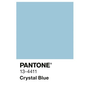 Alpina Innenfarbe Pantone Crystal Blue. Helle blaue Farbfläche mit Pantone-Bezeichnung 13-4411.