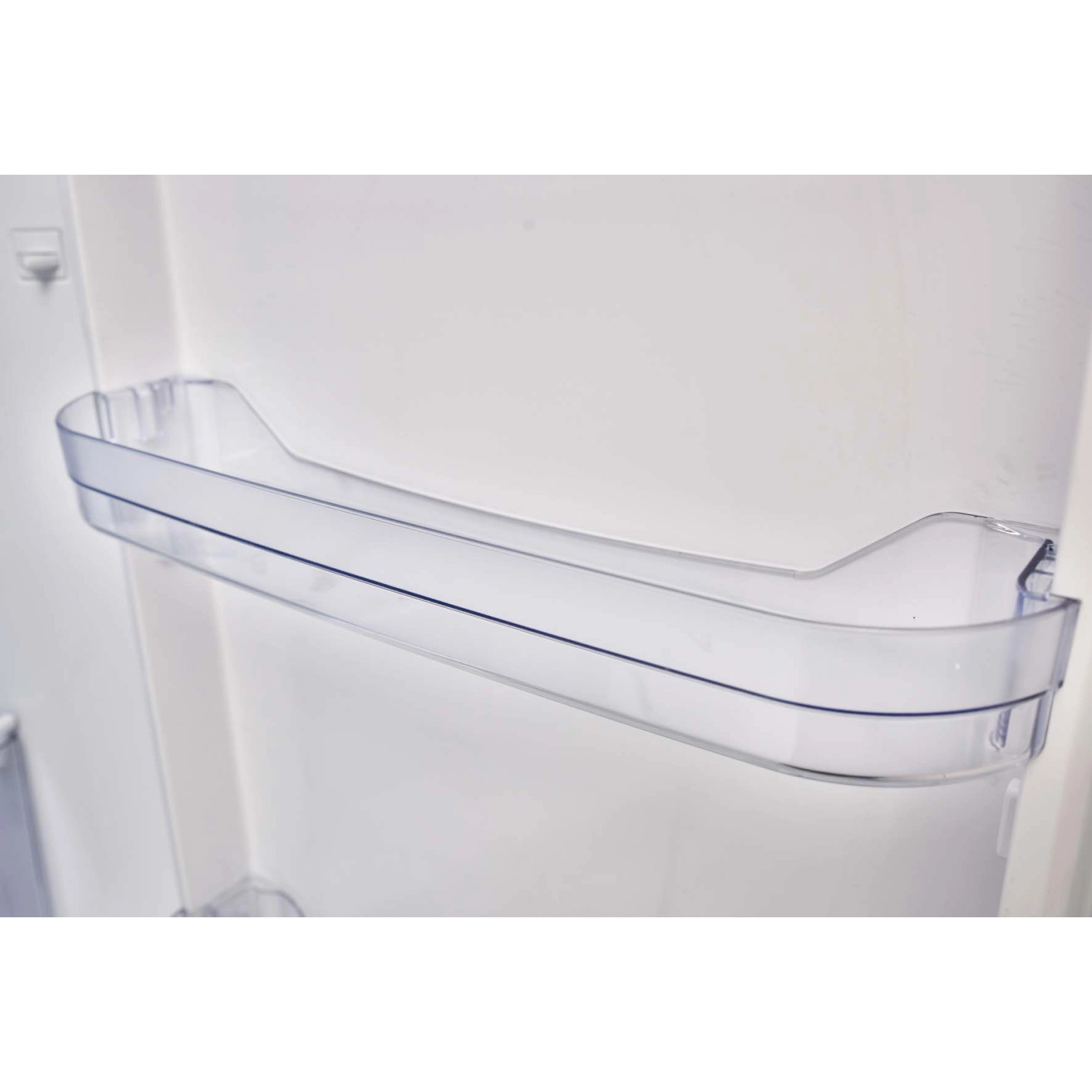 Klarer Tür-Absteller im Kühlschrank der Respekta Premium Küchenzeile.