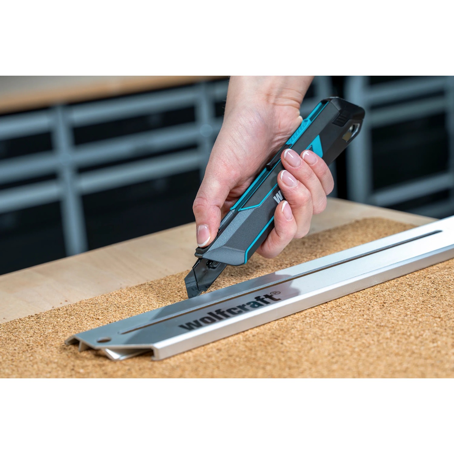 Wolfcraft Abbrechklingenmesser Dual 18 mm in Aktion beim Schneiden von Kork.