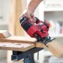Skil Stichsäge 4530AA in Rot beim Sägen von Holz auf einer Werkbank.