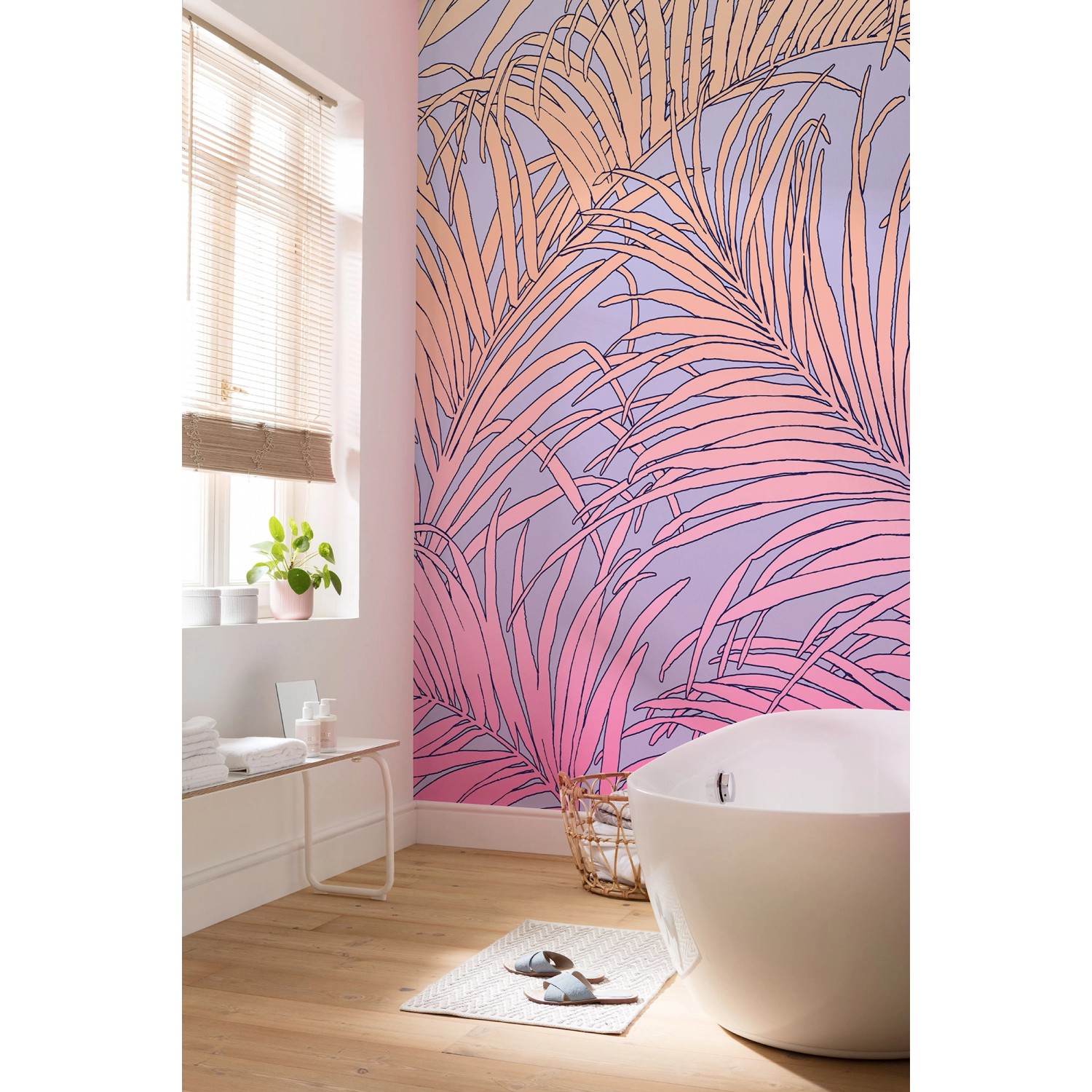Rosa Fototapete mit Palmenmuster im Badezimmer. Komar Vliestapete Palm Foglie.