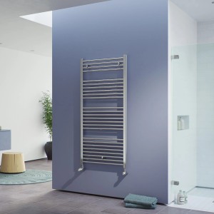Ximax Badheizkörper C1, gerade, Chrom, 1636x600mm, 551 Watt, an blauer Wand im Badezimmer.