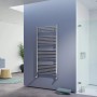 Ximax Badheizkörper C1, gerade, Chrom, 1636x600mm, 551 Watt, an blauer Wand im Badezimmer.