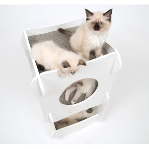 Weißer Vesper Condo Katzen-Lounge-Turm mit drei Ebenen und Katzen.
