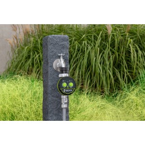 Geka Bewässerungscomputer mit Hahnadapter (G3/4''+G1'') am Wasserhahn im Garten.