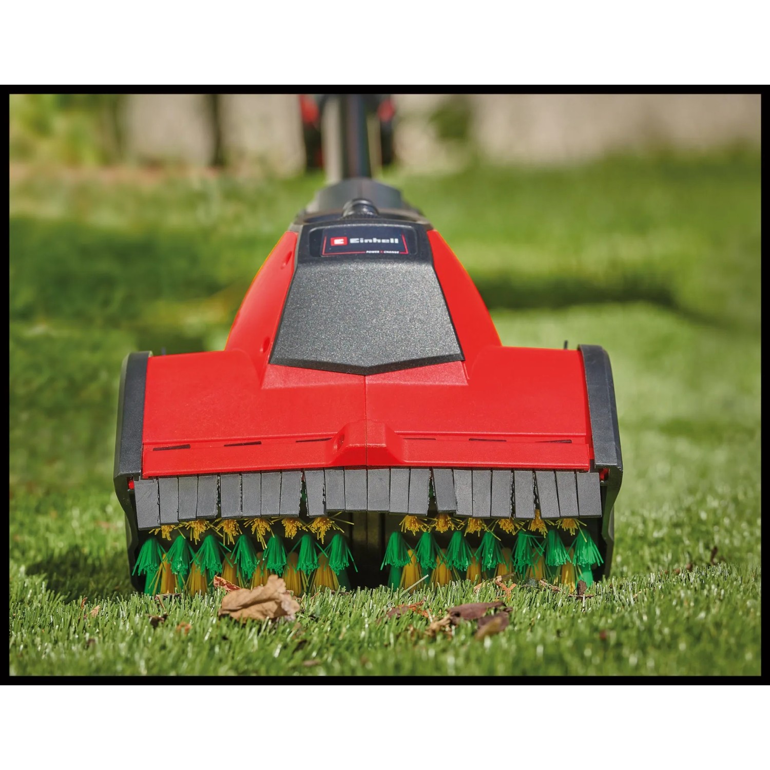 Einhell Oberflächenbürste SOFT mit Nylonbürste für Holz und Kunstrasen im Einsatz.