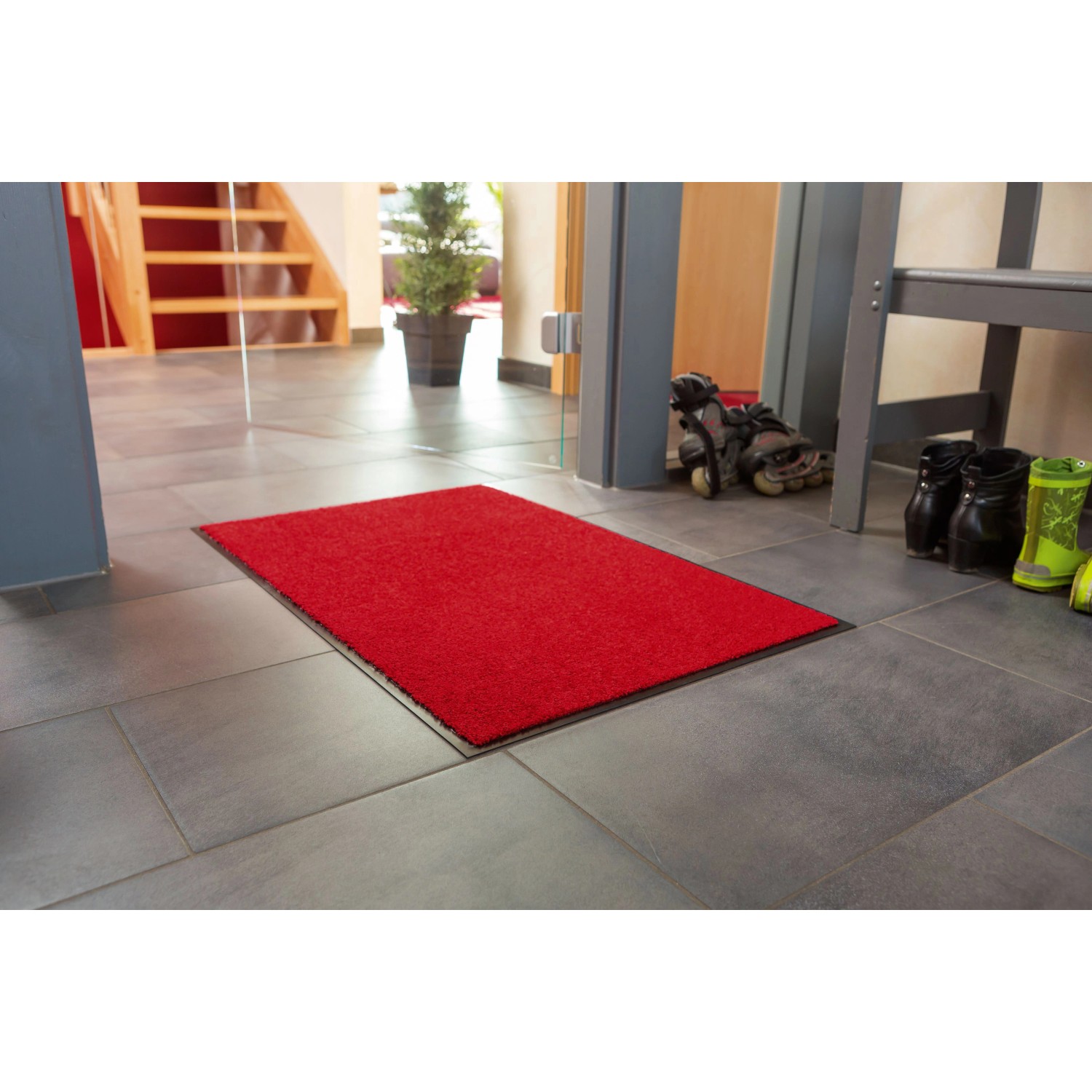 Rote Astra Sauberlaufmatte Proper Tex Uni, 90x250 cm, für den Innenbereich.