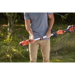 Black+Decker Akku-Rasentrimmer BCSTA536L1, 36V, 33cm Schnittbreite, im Einsatz.