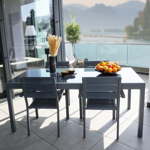 Home Deluxe Sitzgruppe Sol Madera, 4-tlg., mit Gartentisch und Stühlen auf einer Terrasse.