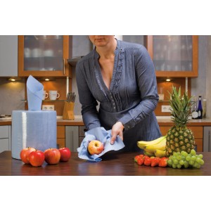 LUX Putztuch-Rolle in Anwendung: Frau reinigt Apfel mit Putztuch in Küche.