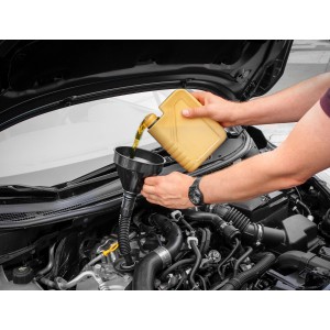 Apa Trichter 1,3 l beim Einfüllen von Öl in einen Motorraum.