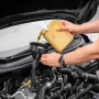 Apa Trichter 1,3 l beim Einfüllen von Öl in einen Motorraum.
