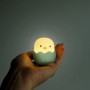 Dimmbares LED Nachtlicht Baby Eggy im 3er-Set in Hand gehalten. Kinderzimmer Nachtlicht in Kükenform.
