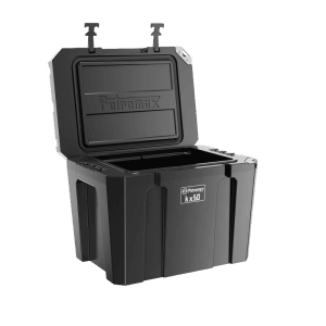 Petromax Kühlbox kx50, 50L, schwarz, mit geöffnetem Deckel. Ideal für Camping & Outdoor.