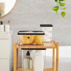 Rotho Vorratsdose Loft Premium, 2,25 l, transparent mit schwarzem Deckel, auf einem Holzregal im Badezimmer.