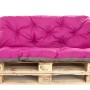 Rosafarbenes Palettenkissen-Set mit Sitz- und Rückenkissen auf Holzpaletten. Ideal für Garten & Terrasse.