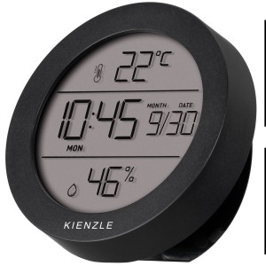 Schwarzer Kienzle Thermo-Hygrometer (Ø 6,7 cm) mit digitaler Anzeige von Temperatur, Luftfeuchtigkeit, Uhrzeit und Datum.