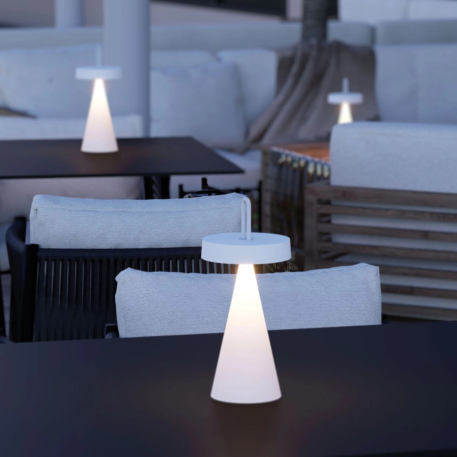 Weiße LED-Akku-Tischleuchte Alwa (28,9 cm) für den Innen- und Außenbereich.