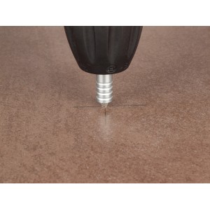 Wolfcraft Zentrierbohrereinheit beim Anbohren einer Fliese. Präzise Positionierung für Fräsbohrer.