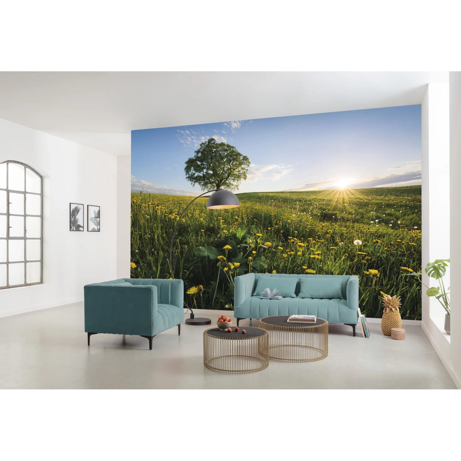 Vlies Fototapete mit Frühlingswiese, Baum und Sonnenschein für Wandgestaltung.