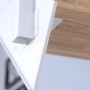 Detailaufnahme: Weiße Treppe Kos mit Stufe aus rustikaler Eiche. Innentreppe mit Design-Geländer.