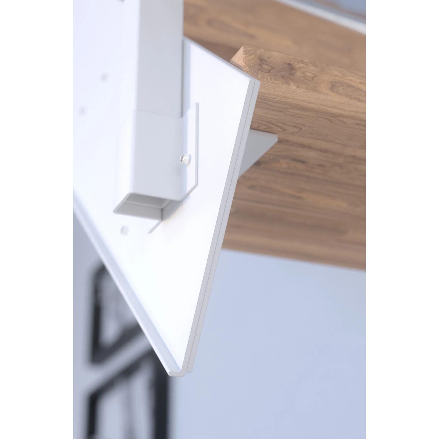 Detailaufnahme: Weiße Treppe Kos mit Stufe aus rustikaler Eiche. Innentreppe mit Design-Geländer.