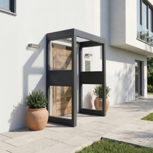 Anthrazitfarbenes Vordach mit klaren Seitenwänden über einer Holztür. Modernes Design schützt den Eingangsbereich.