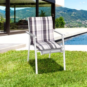 Beige Karo Sitzauflage Atika für Niedriglehner im 2er-Set auf Gartenstuhl.
