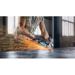 Arbeiter nutzt Bosch Professional Winkelschleifer GWS 880 zum Trennen von Metall, Funken fliegen. Leistungsstarke Schleifmaschine.