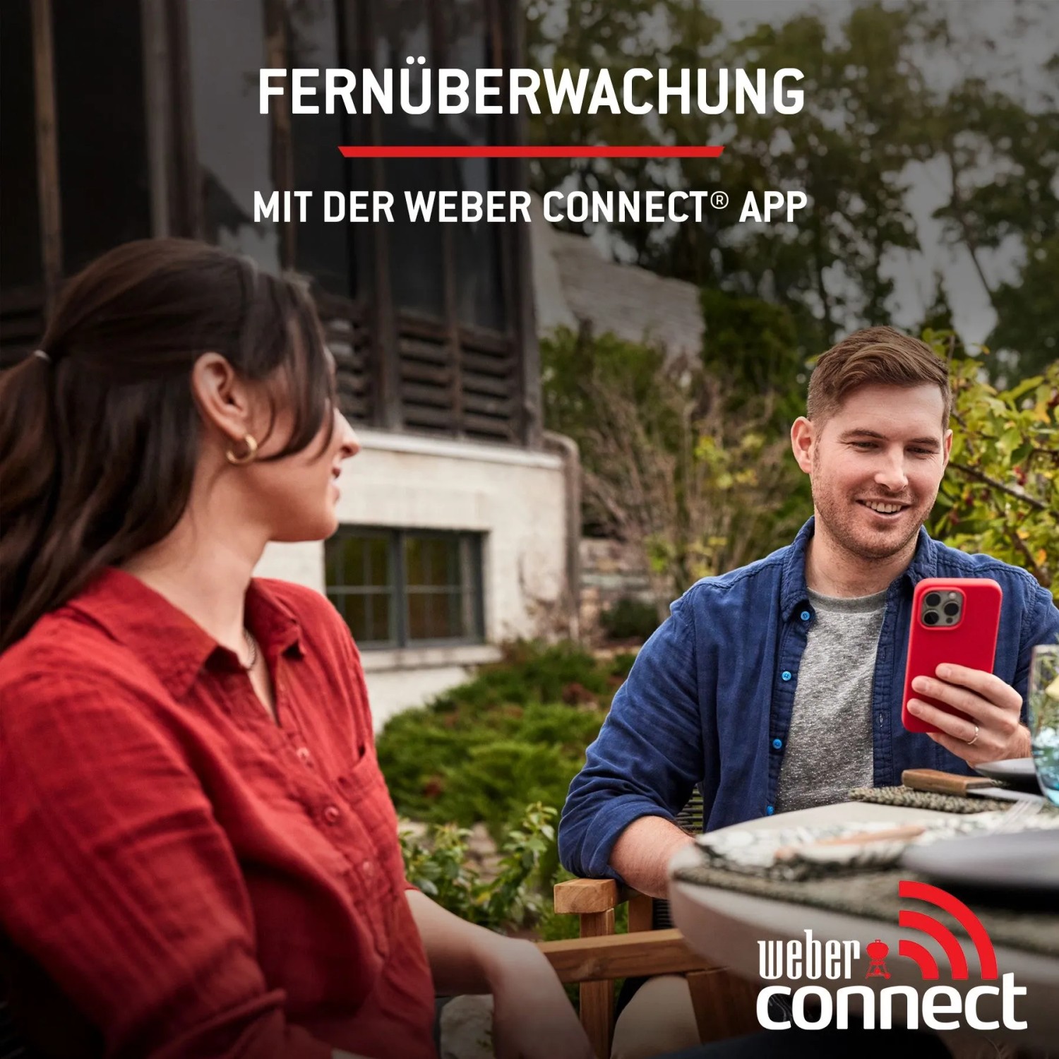 Weber Connect App: Mann nutzt die App zur Fernüberwachung des Gasgrills Spirit EX-435.