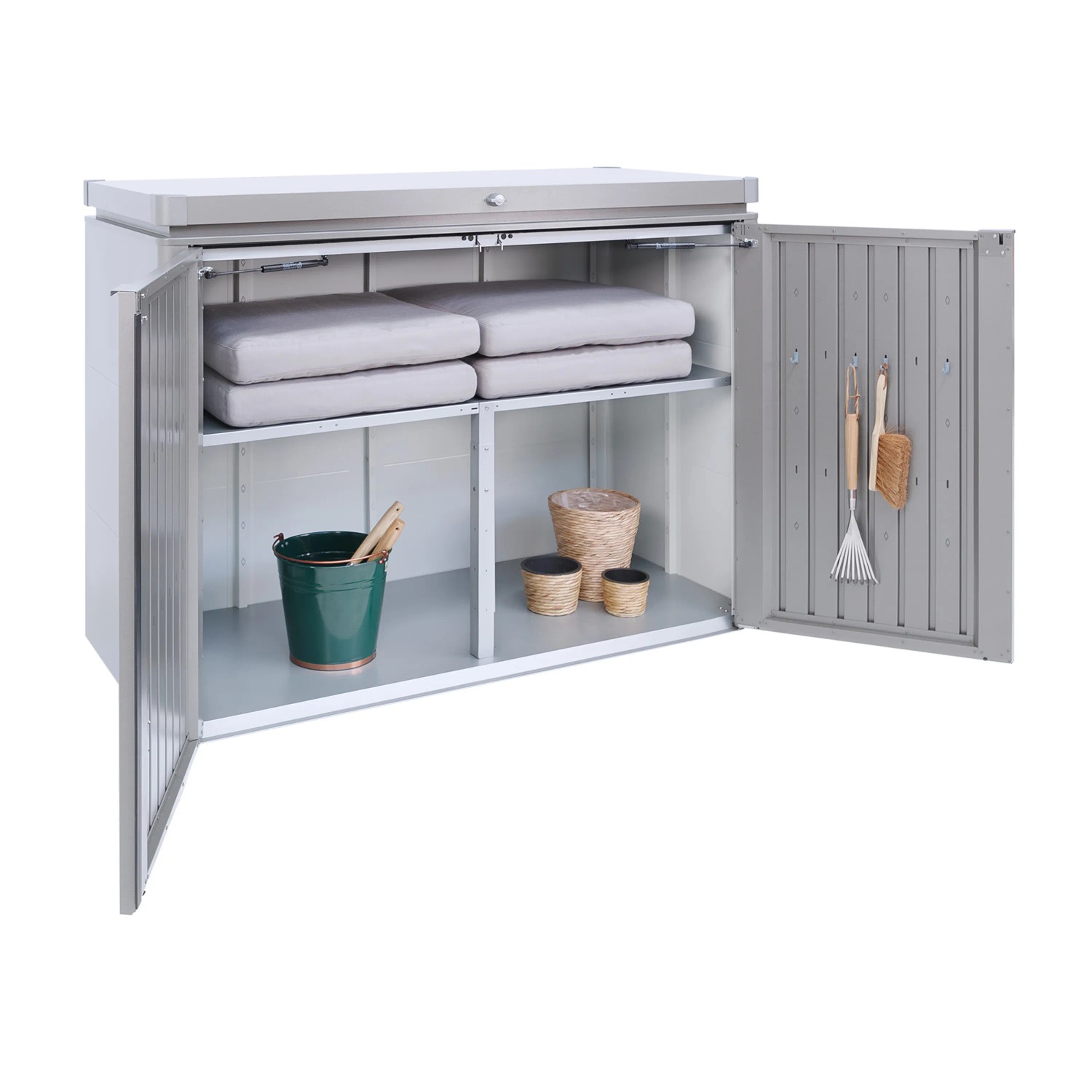 Offene Biohort HighBoard 160 Gartenbox in Quarzgrau-Metallic mit Regalen und Gartenzubehör.