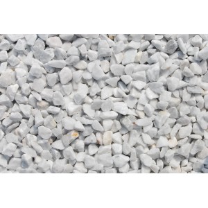 Nahaufnahme von weißem Marmorsplitt Carrara (16-25 mm) als Zierkies.