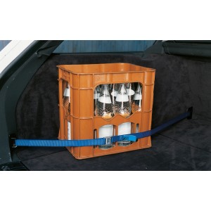 Blauer Zurrgurt mit Klemmschloss (25mm x 5m) sichert Getränkekiste im Kofferraum.