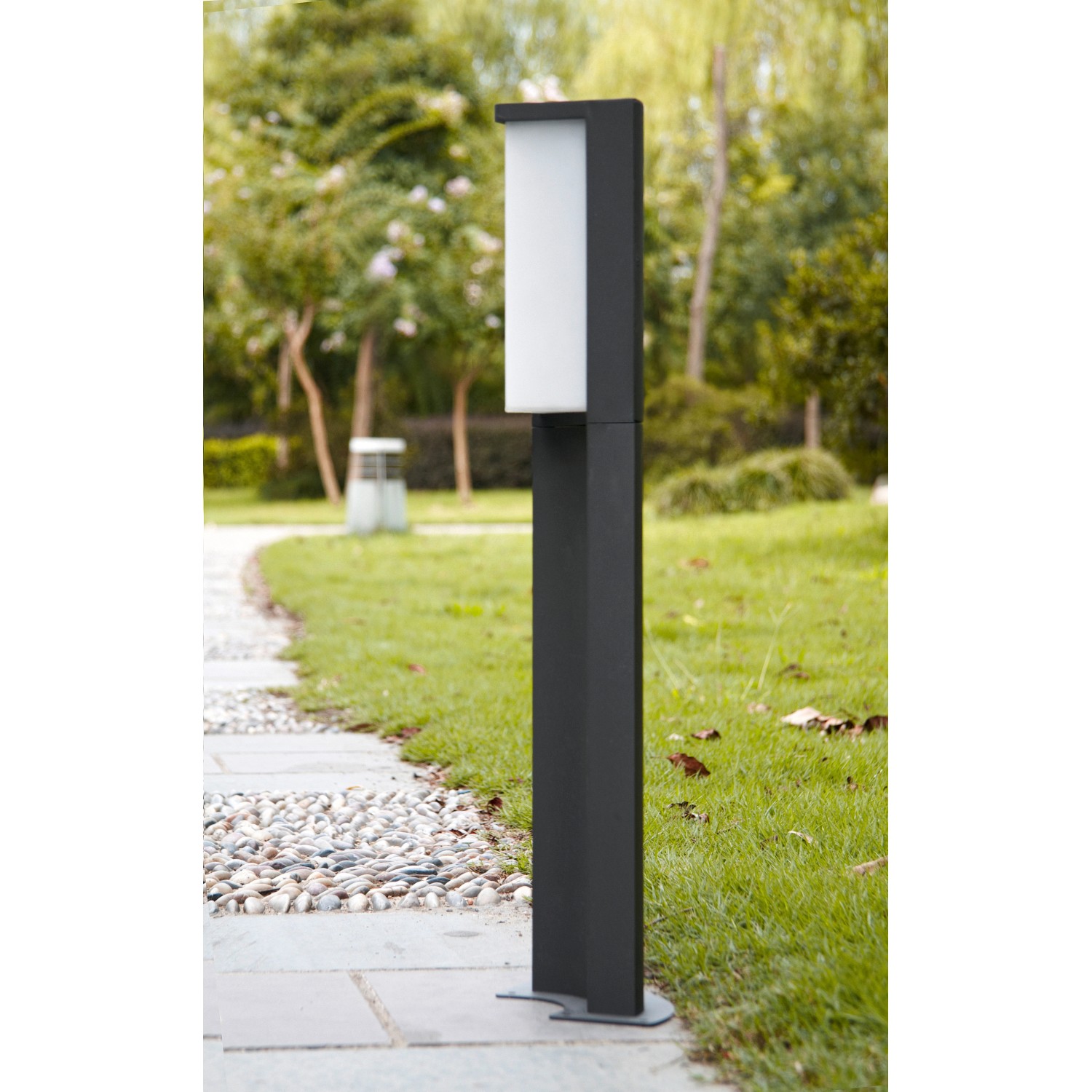 Moderne, anthrazitfarbene Trio LED-Sockelleuchte Suez aus Aluguss, 60 cm hoch, für den Außenbereich.