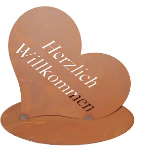 Rostbraunes Herz auf Platte „Herzlich Willkommen“ von Ferrum Art Design für die Gartendekoration.