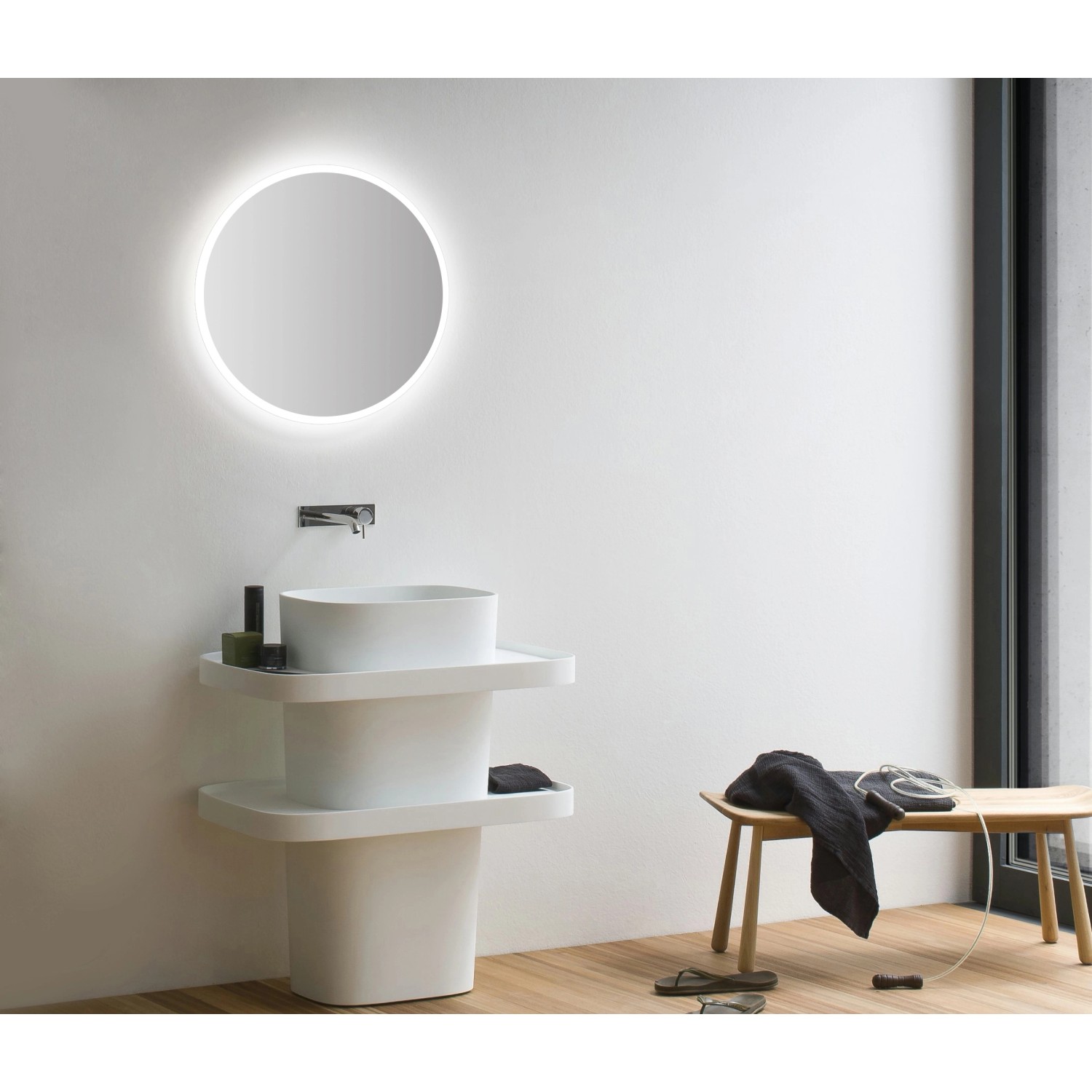 DSK Design LED-Lichtspiegel Bright Circle, Ø 50 cm, im modernen Badezimmer.