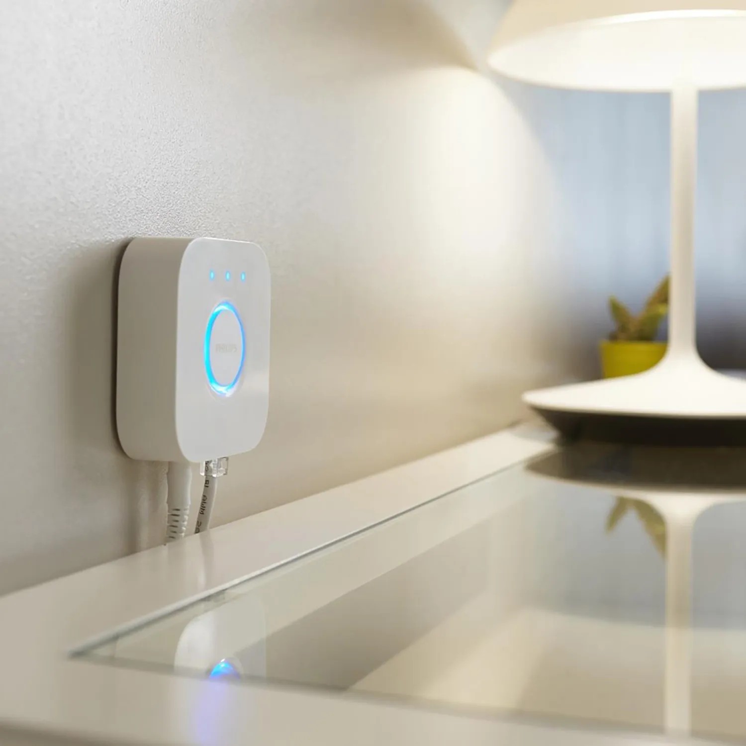 Weiße Philips Hue Bridge zur Steuerung von Hue Leuchten. Smarte Lichtsteuerung für Ihr Zuhause.