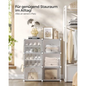 Weißes Songmics Schuhregal mit 6 Fächern, gefüllt mit Schuhen, Kleidung und einer Handtasche.