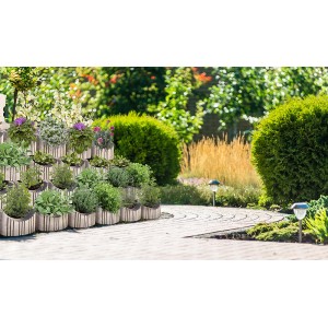 Begrünte Böschung mit grauen Pino Böschungssteinen (11,5x26x26 cm) im Garten.