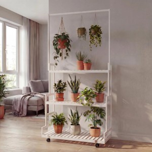 Weißes MCW Bambus Pflanzenregal mit 3 Ablagen, Stange und Rollen (175x93x38cm) mit Pflanzen.