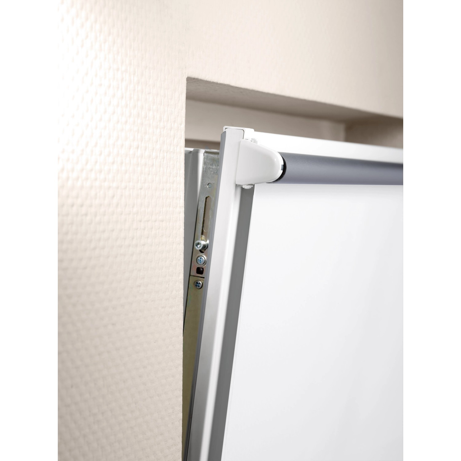 Detailaufnahme: Weißes Thermostopp Seitenzug Rollo, 150x45 cm, mit Easyfix-System zur Montage.