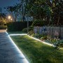 Gartenweg mit LED Lichtband Kabeltrommel, 25m, für stimmungsvolle Beleuchtung.