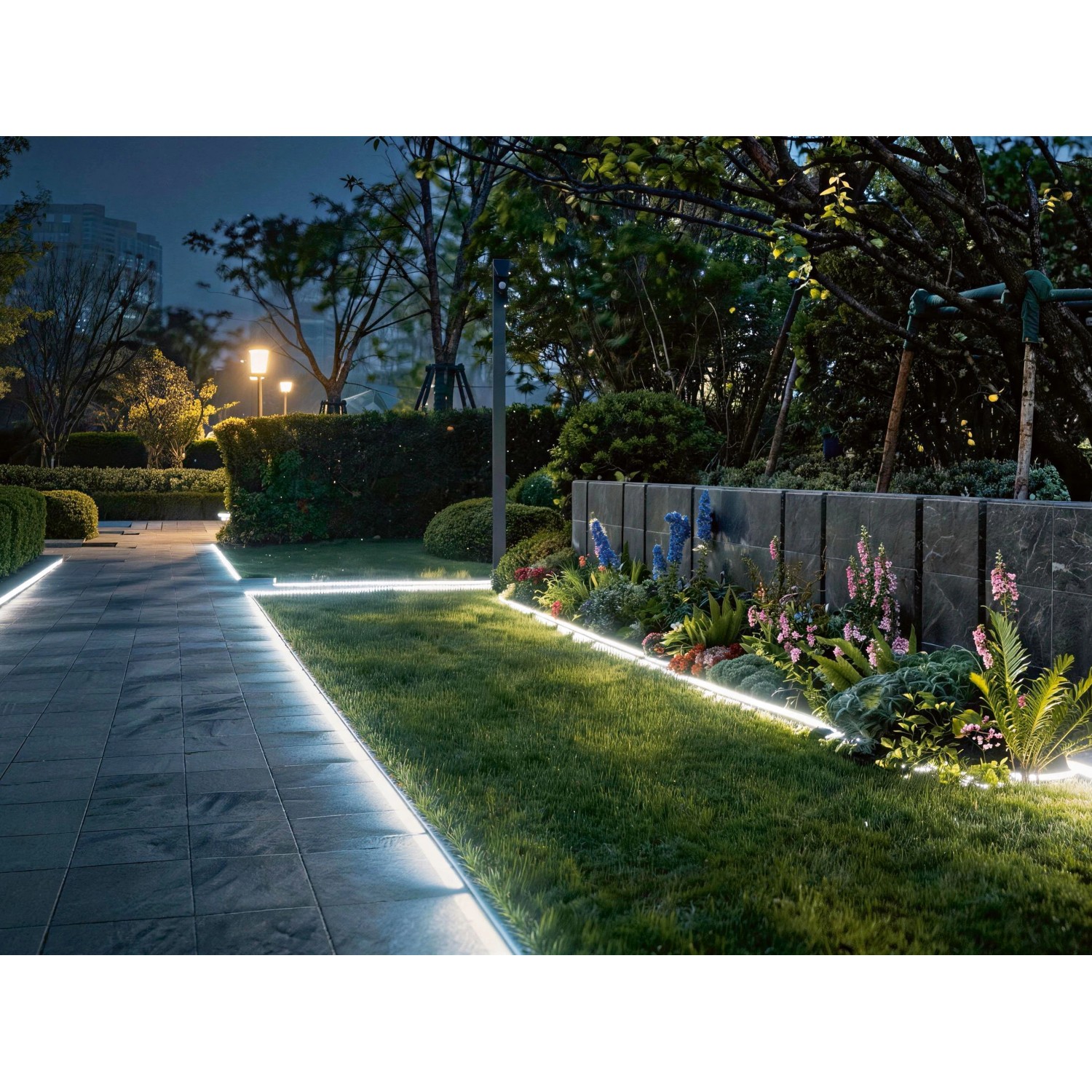 Gartenweg mit LED Lichtband Kabeltrommel, 25m, für stimmungsvolle Beleuchtung.