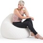 Frau sitzt entspannt im weißen Sitting Point Sitzsack BeanBag Fluffy mit Herzmuster.