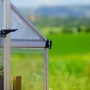 Detailansicht: Silbernes Palram Canopia Balance Gewächshaus mit Polycarbonat-Paneelen.