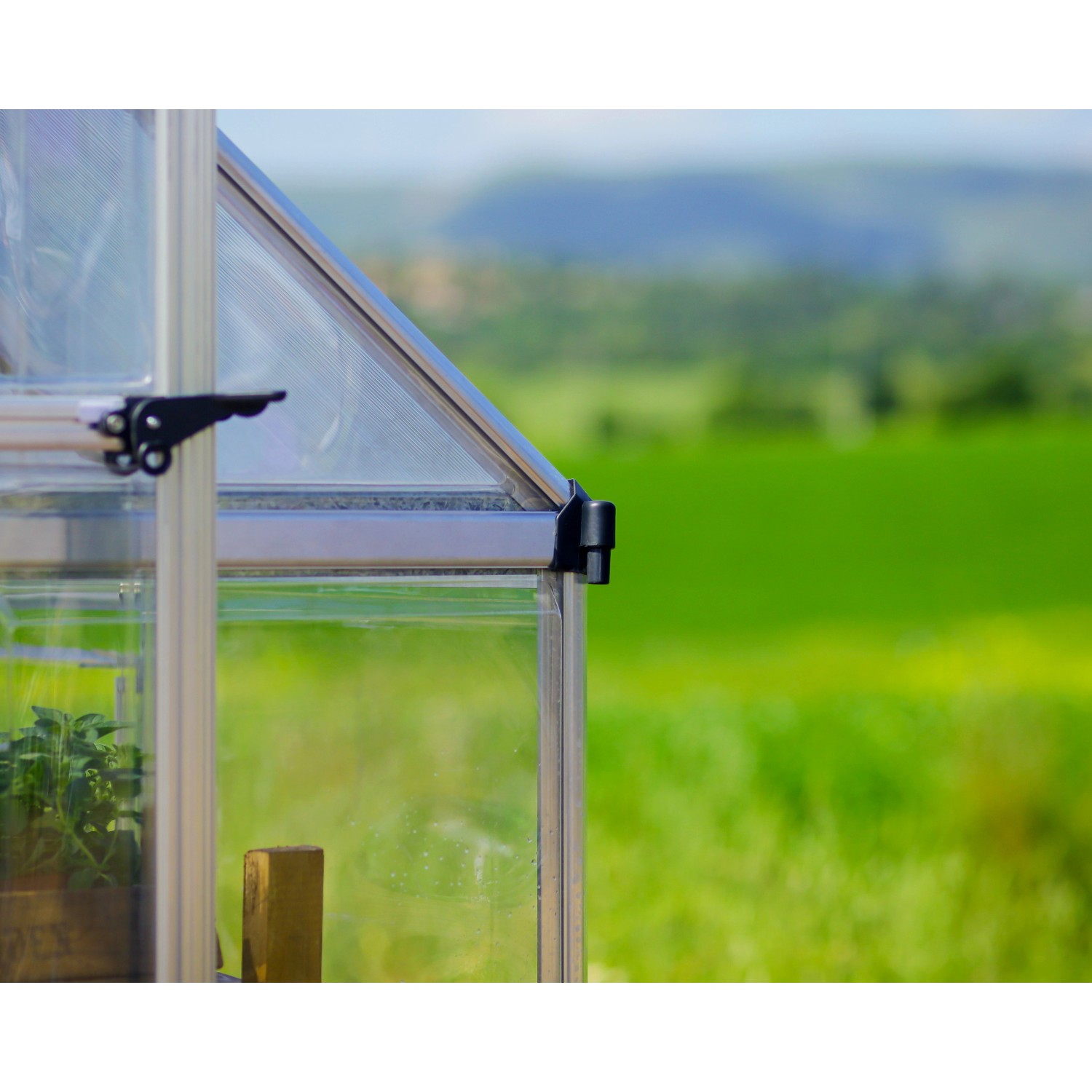 Detailansicht: Silbernes Palram Canopia Balance Gewächshaus mit Polycarbonat-Paneelen.