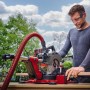 Einhell Akku-Zug-Kapp-Gehrungssäge TE-SM 36/10 L Li-Solo im Einsatz mit Mann und Holzwerkstück.