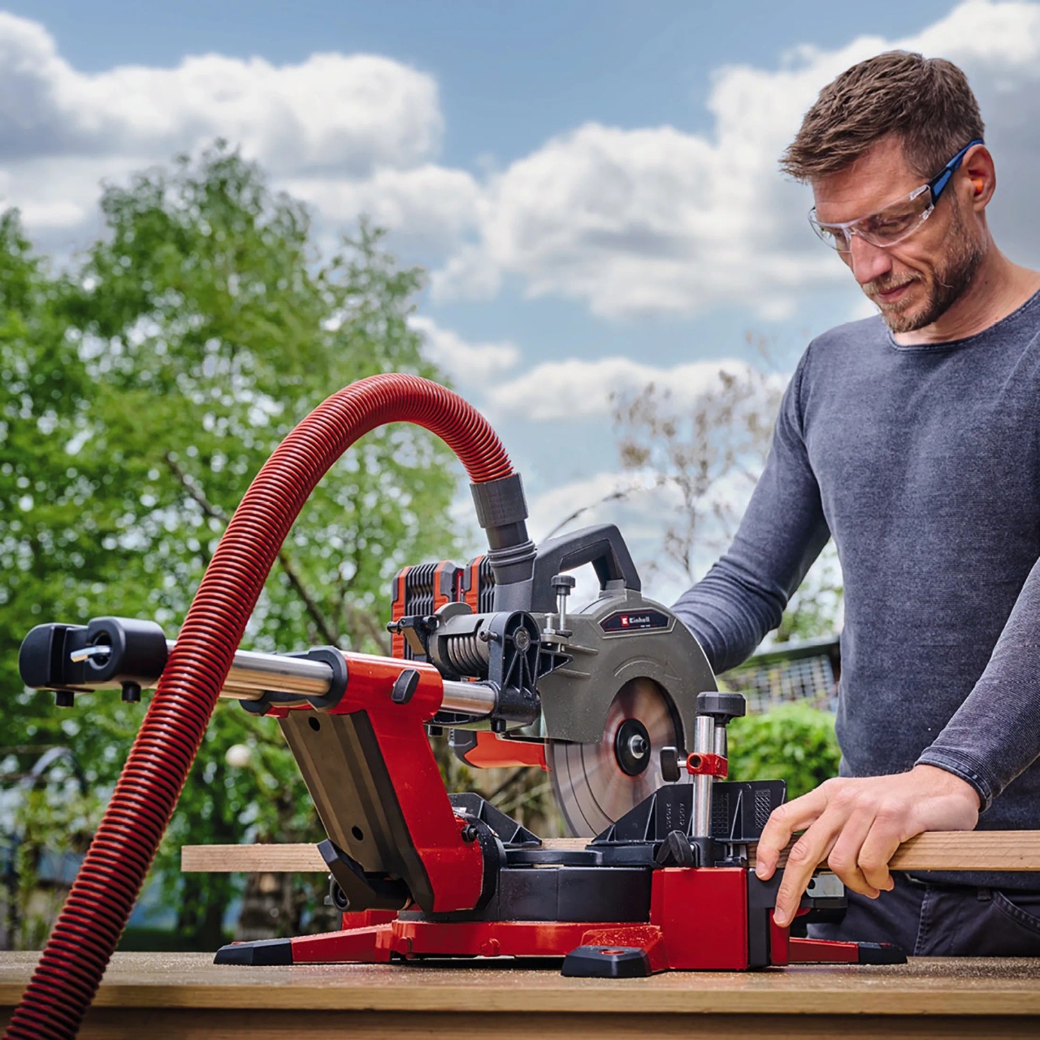 Einhell Akku-Zug-Kapp-Gehrungssäge TE-SM 36/10 L Li-Solo im Einsatz mit Mann und Holzwerkstück.